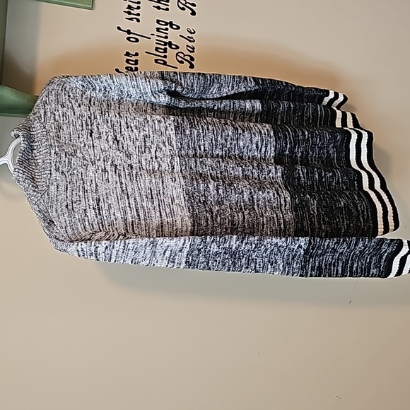 Maple Leaf Sweater - Picture 5 of 5